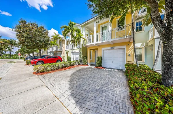 $695,000 | 10711 Northwest 75th Lane, Doral, FL 33178
