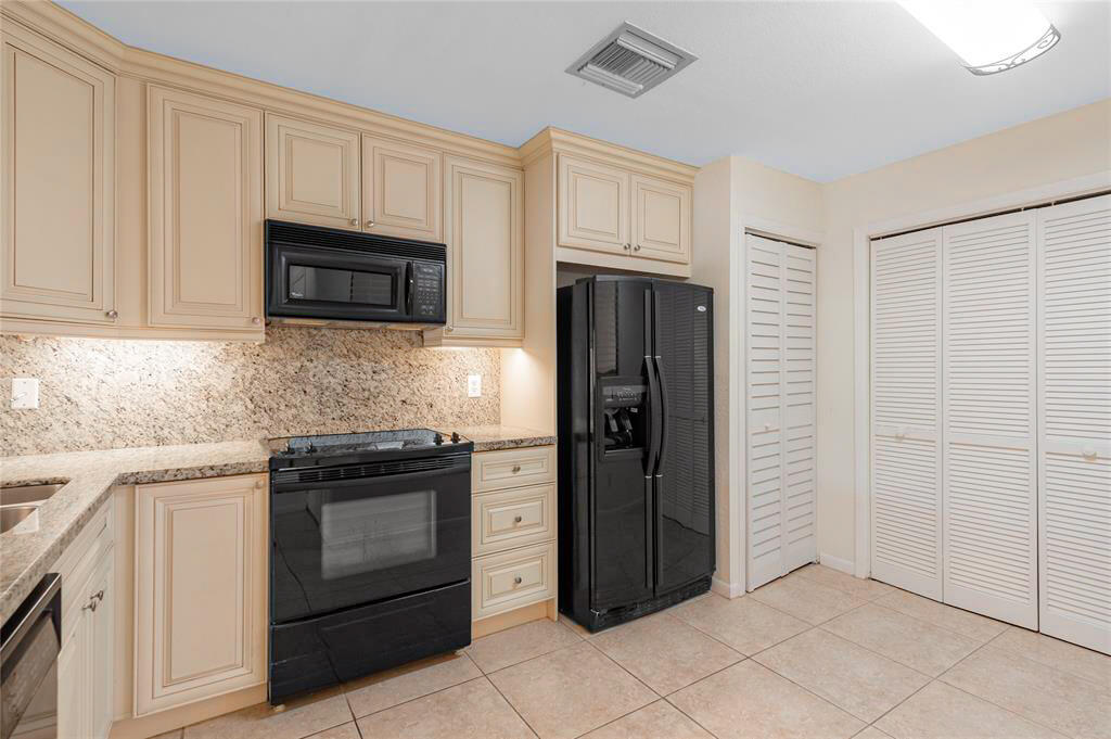 7535 La Paz Boulevard, Unit 107 Boca Raton, FL 33433 - Photo 14 of 22 (4)Kitchen 2