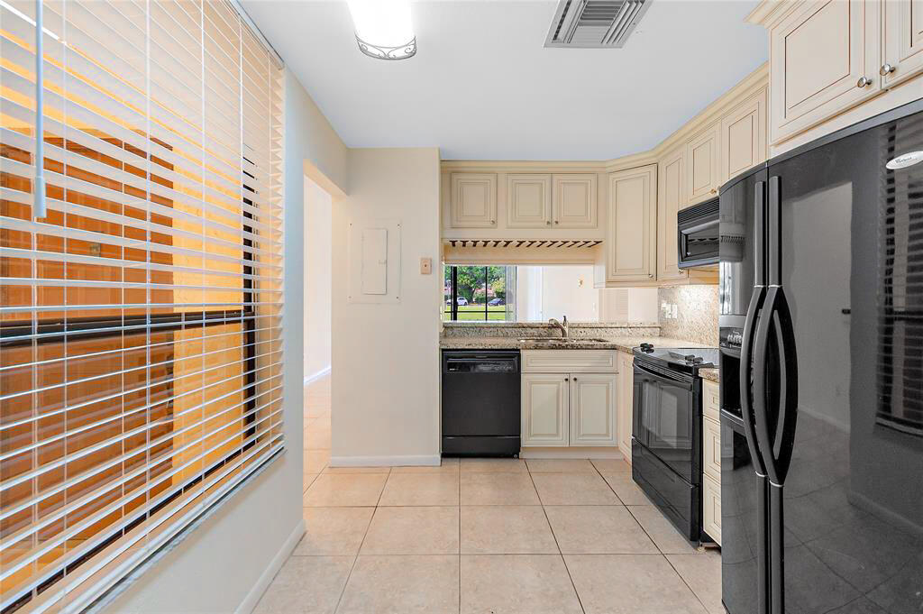 7535 La Paz Boulevard, Unit 107 Boca Raton, FL 33433 - Photo 16 of 22 (5)Kitchen3