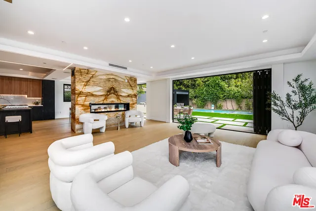 a picture of a very nice looking building