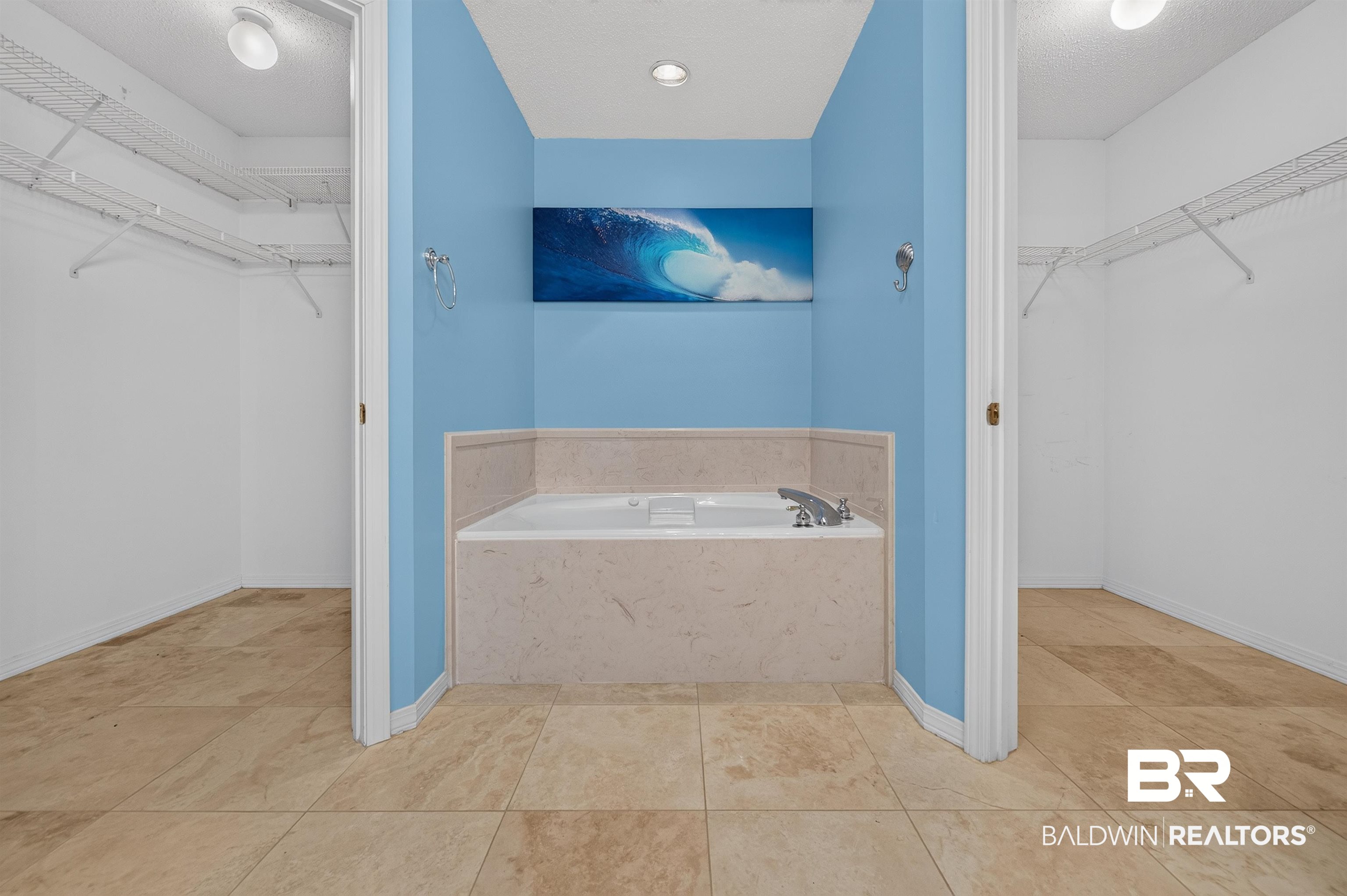 22685 County Road 12 Foley, AL 36535 - Photo 57 of 89 Recessed soaking tub with surrounding natural stone-finish tile