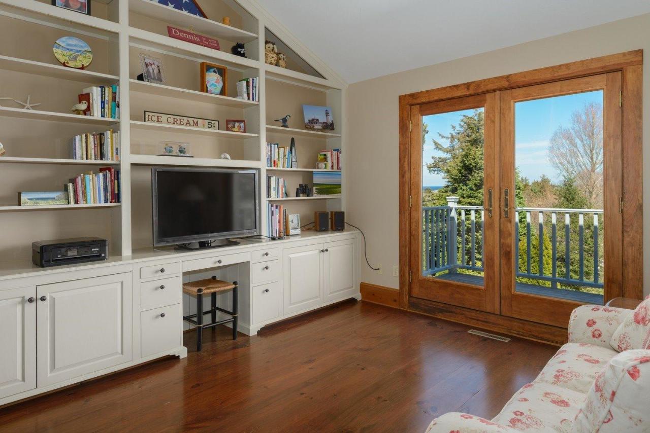 52 Point Hill Road West Barnstable, MA 02668 - Photo 19 of 28 a view of a livingroom with furniture and workspace