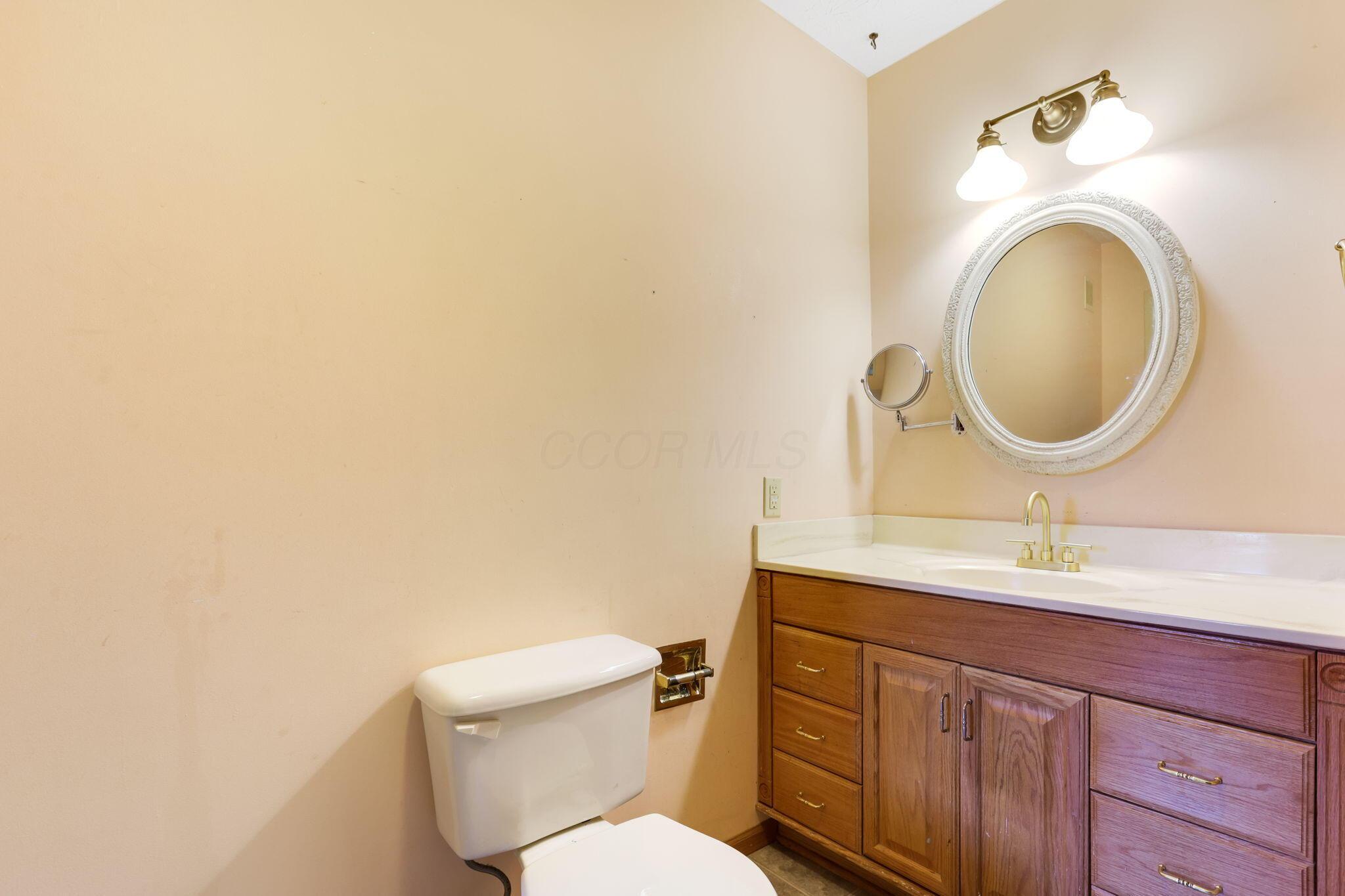 4043 Blacks Road Southwest Hebron, OH 43025 - Photo 28 of 68 Owner's bath