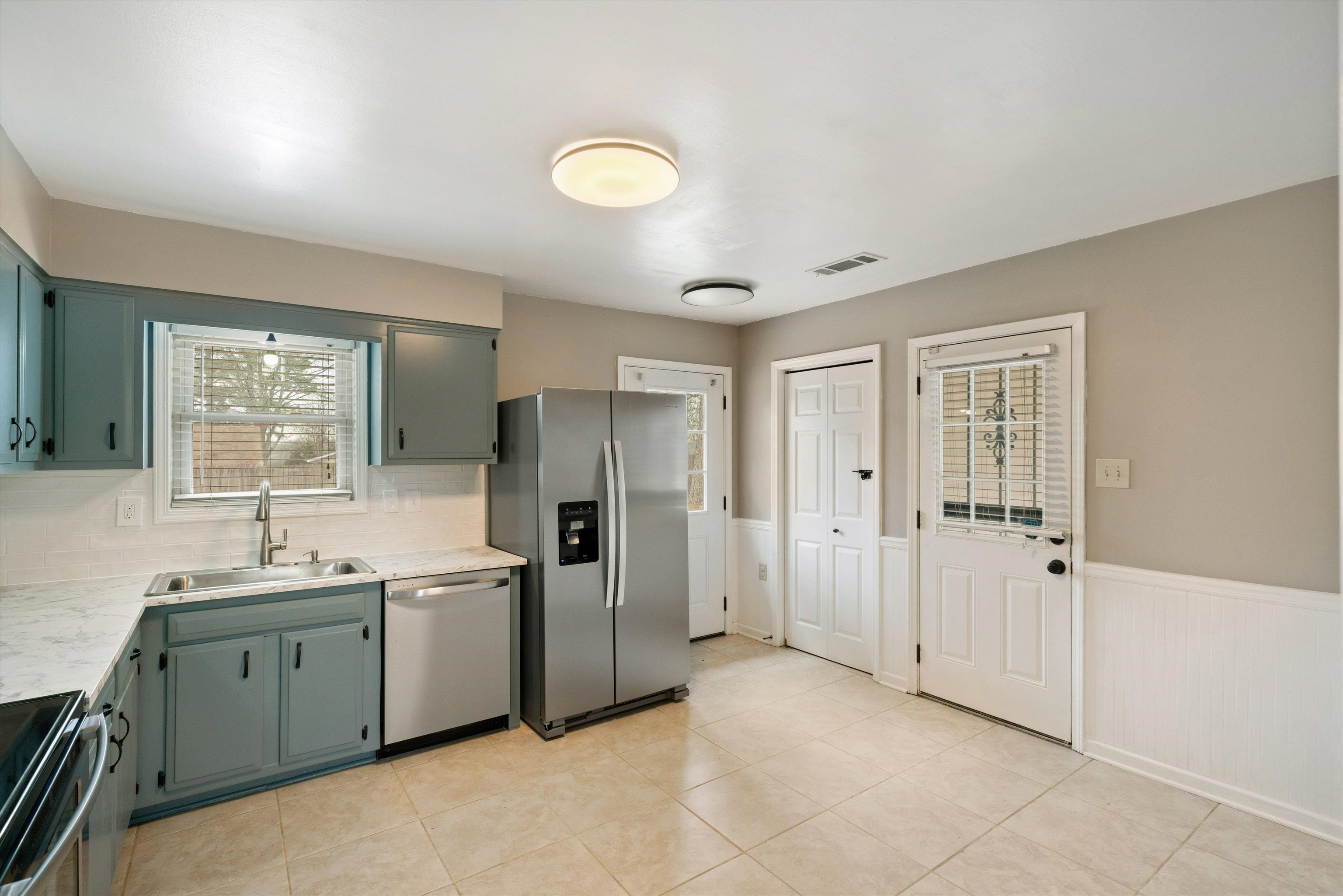 852 Greencliff Road Collierville, TN 38017 - Photo 5 of 17 a view of a kitchen with refrigerator stove and sink