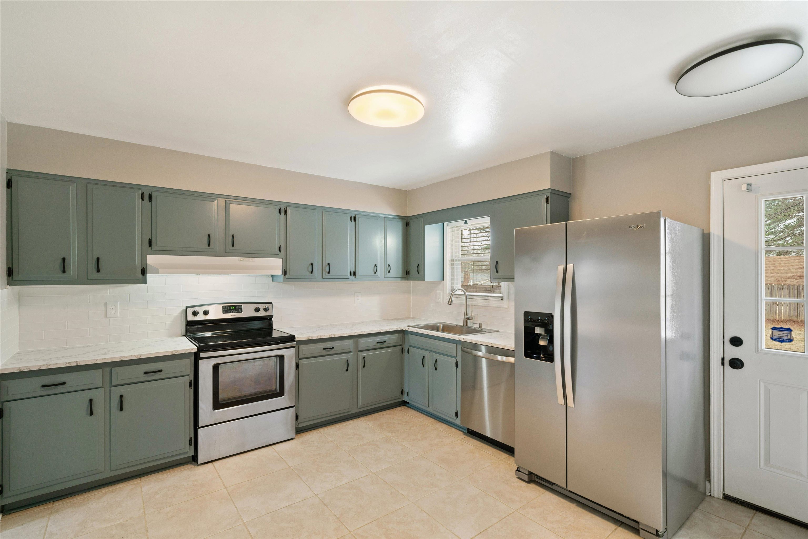 852 Greencliff Road Collierville, TN 38017 - Photo 6 of 17 a kitchen with stainless steel appliances granite countertop a refrigerator sink and stove