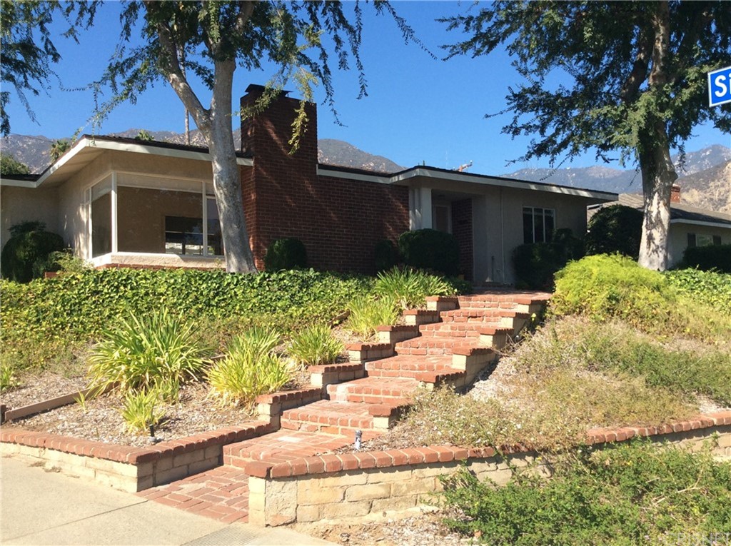 a view of a backyard of the house