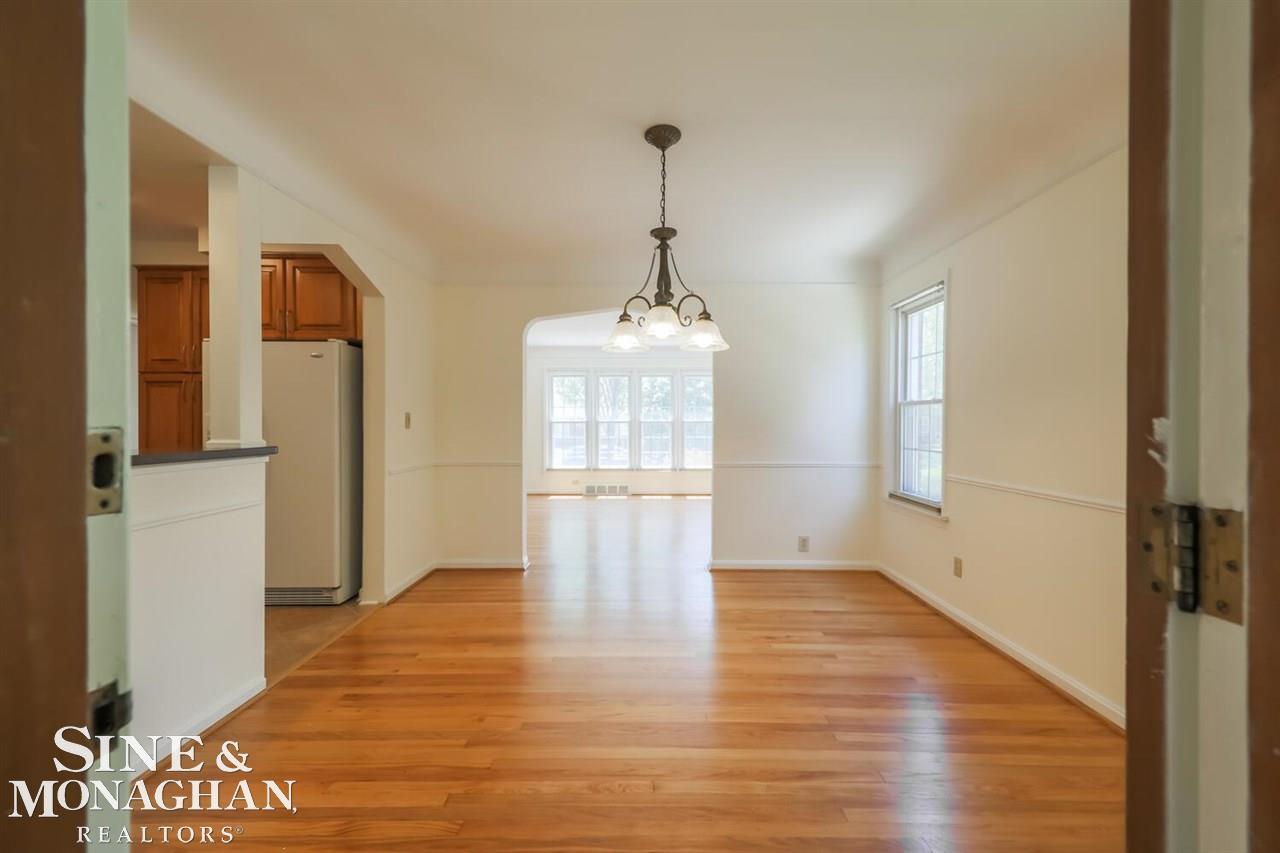 1928 Prestwick Road Grosse Pointe, MI 48236 - Photo 33 of 46 50045017-32.JPG