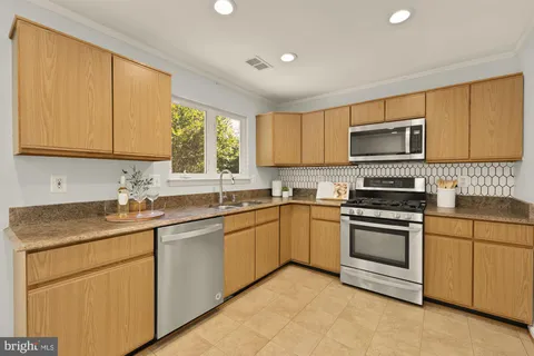 $650,000 | 8906 Royal Astor Way, Fairfax, VA 22031