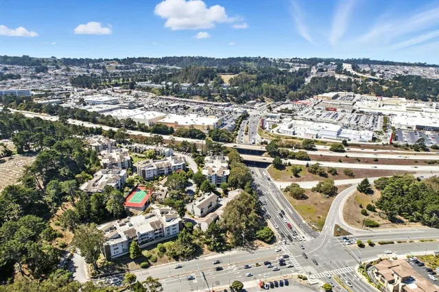 a picture of houses with lots of trees