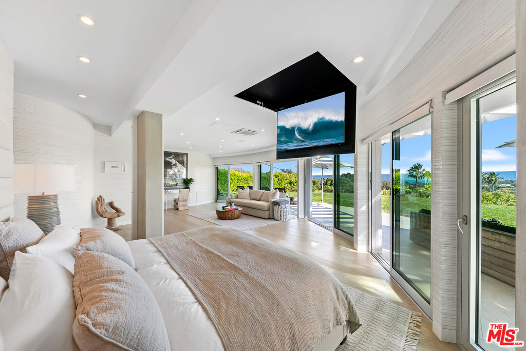 6375 Gayton Place Malibu, CA 90265 - Photo 31 of 49 a spacious bedroom with a large bed and a large window