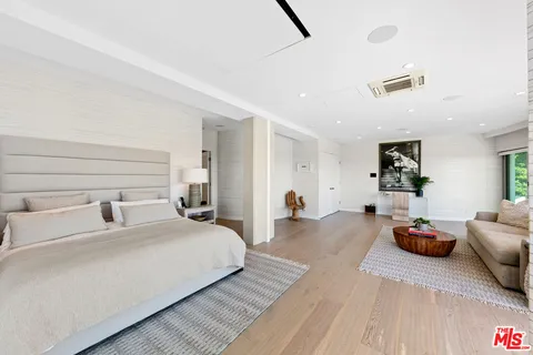 a view of livingroom with furniture