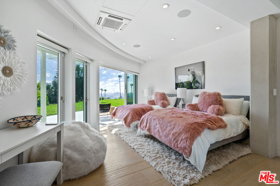6375 Gayton Place Malibu, CA 90265 - Photo 40 of 49 a bed room with two bed and a large window