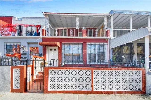 a view of entryway front of a house
