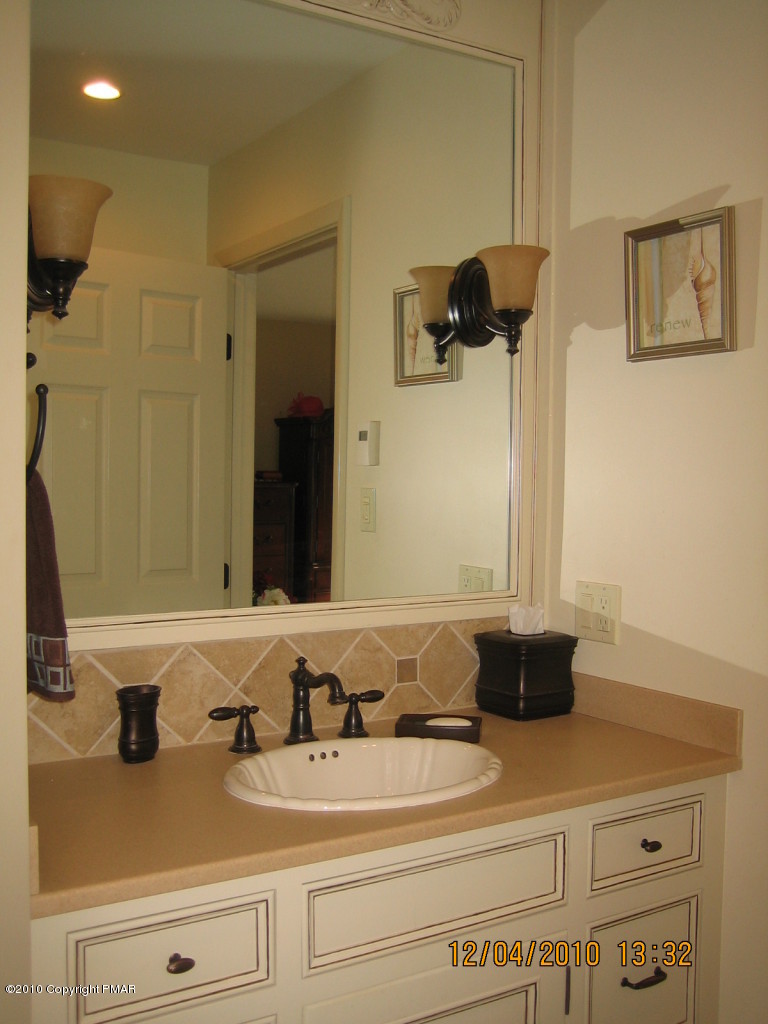 810 Long Road Buck Hill Falls, PA 18323 - Photo 11 of 20 Master Bath