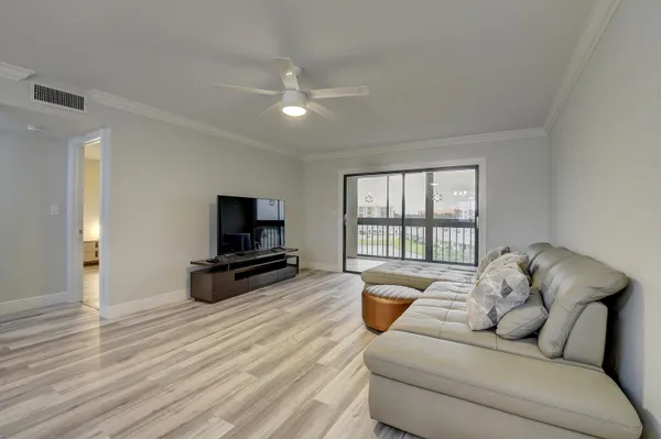 $2,400 | 7076 Huntington Lane, Unit 507, Delray Beach, FL 33446