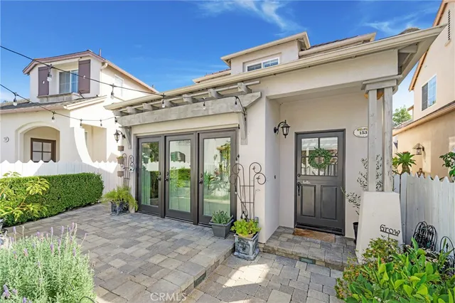 a view of a front of a house