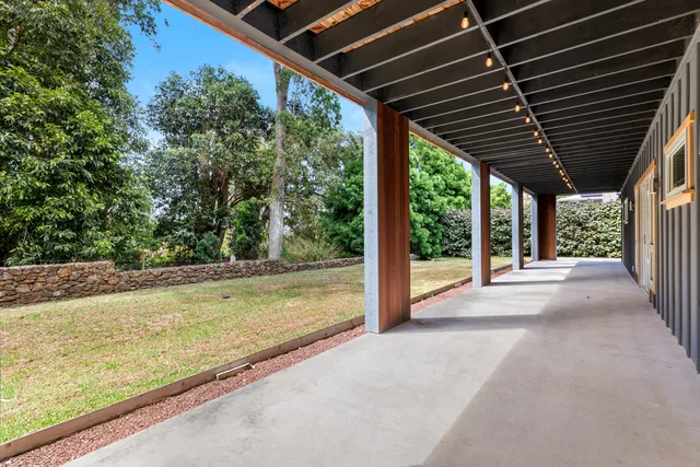 a view of a backyard