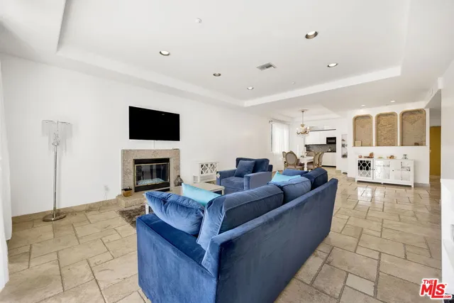 $1,174,000 | 11952 Montana Avenue, Unit 303, Los Angeles, CA 90049