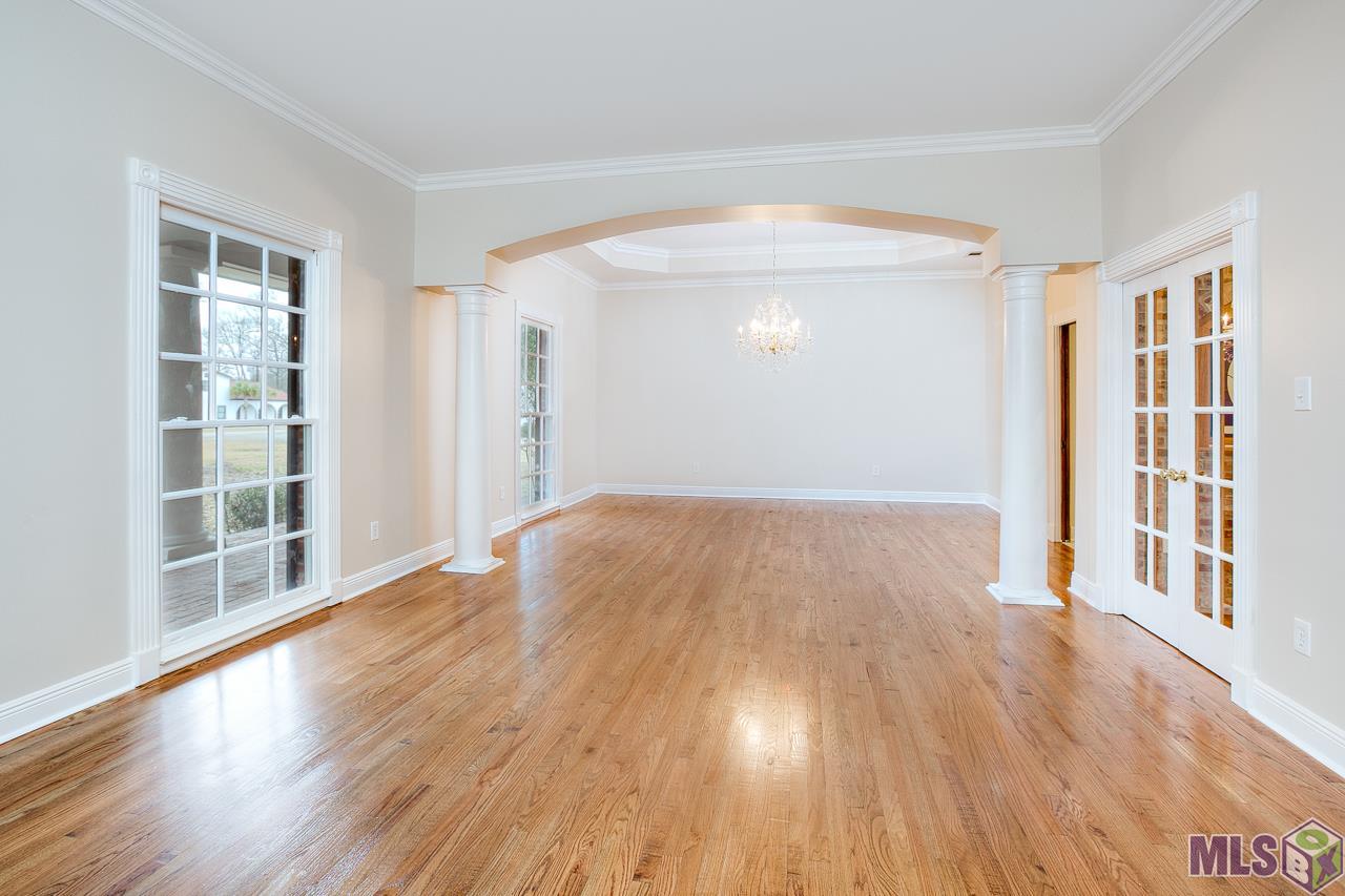 16417 Centurion Avenue Baton Rouge, LA 70816 - Photo 4 of 25 Dinning Room and Living Room