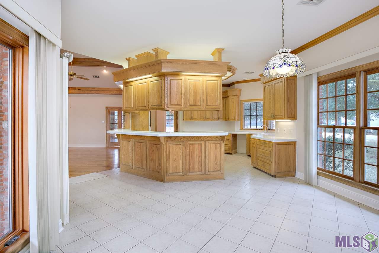 16417 Centurion Avenue Baton Rouge, LA 70816 - Photo 6 of 25 Kitchen from Breakfast Area