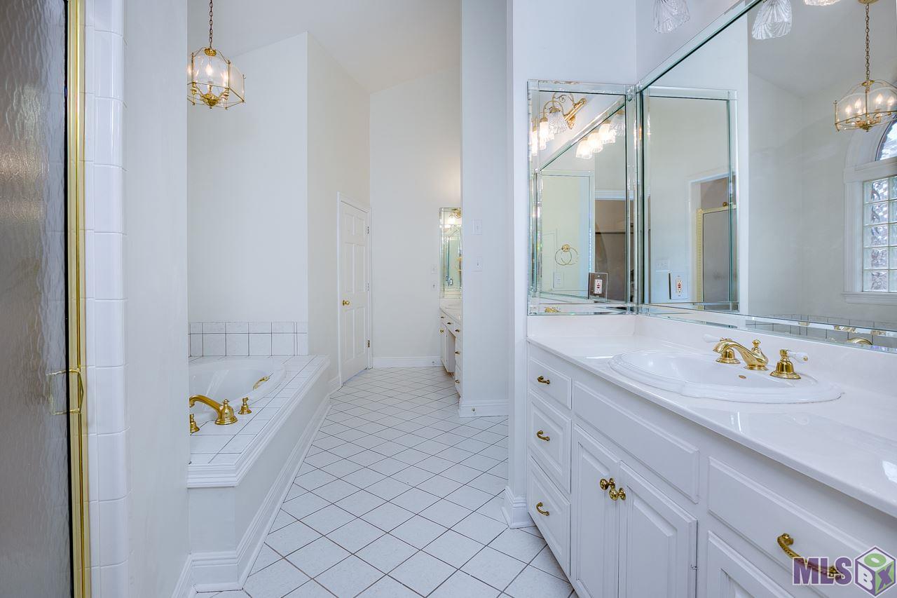 16417 Centurion Avenue Baton Rouge, LA 70816 - Photo 7 of 25 Master Bathroom