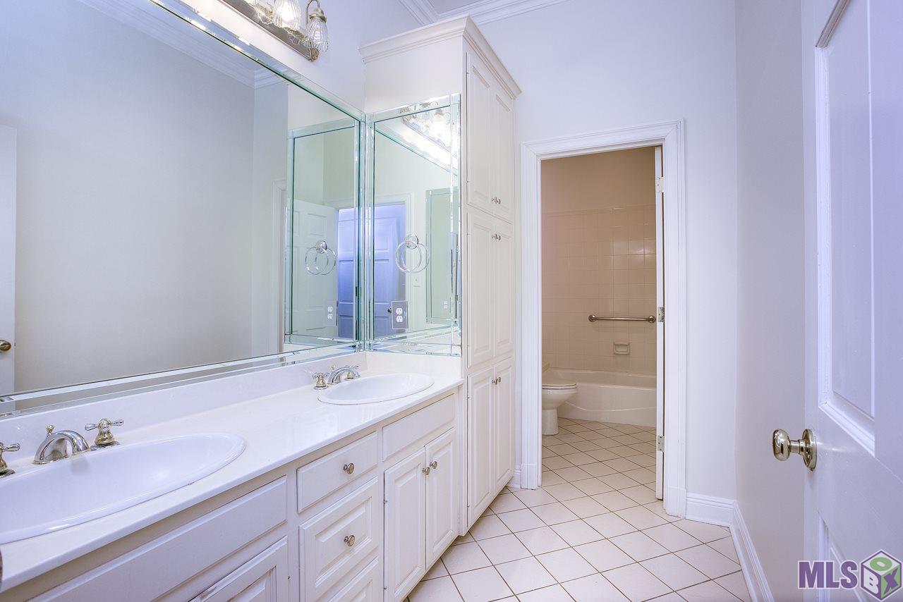 16417 Centurion Avenue Baton Rouge, LA 70816 - Photo 8 of 25 Hall Bathroom