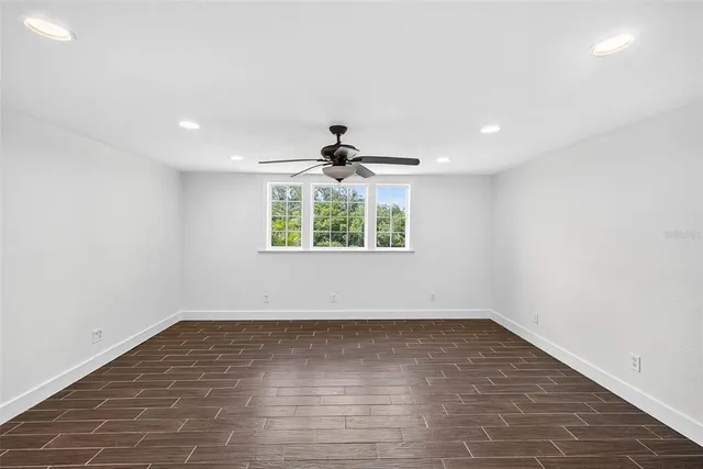 a en suite bathroom with a sink and mirror