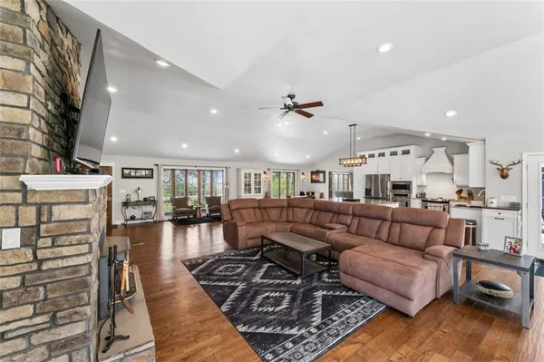 $735,000 | 14441 State Hwy U, Cross Timbers, MO 65634