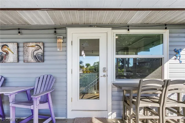 a view of entryway with patio