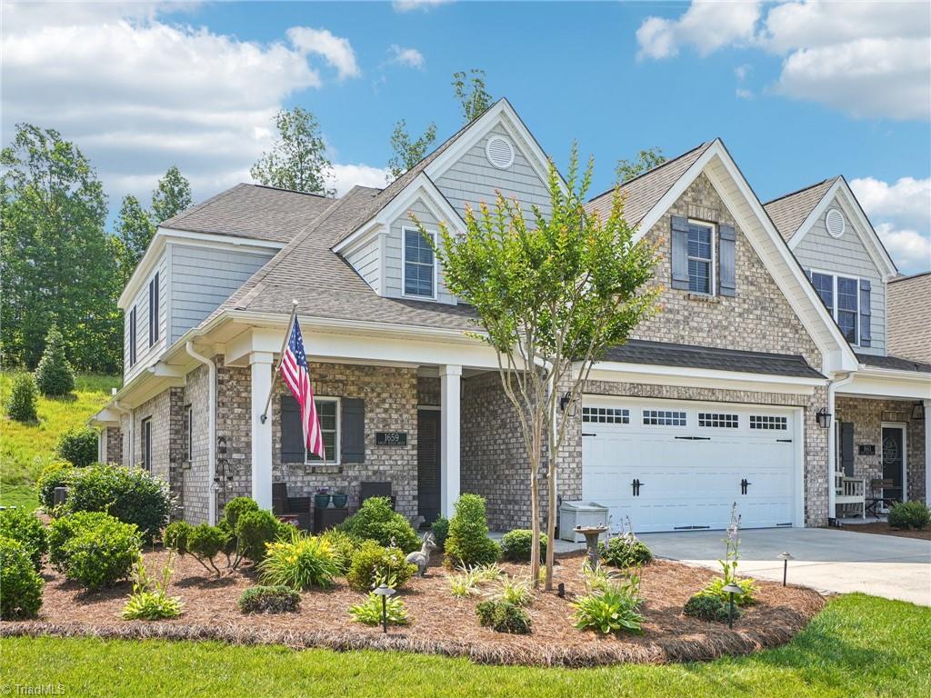 Dreaming of a BEAUTIFUL END UNIT Town home?