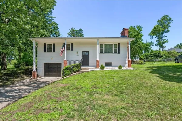 $300,000 | 809 Lindenwood Lane, Liberty, MO 64068
