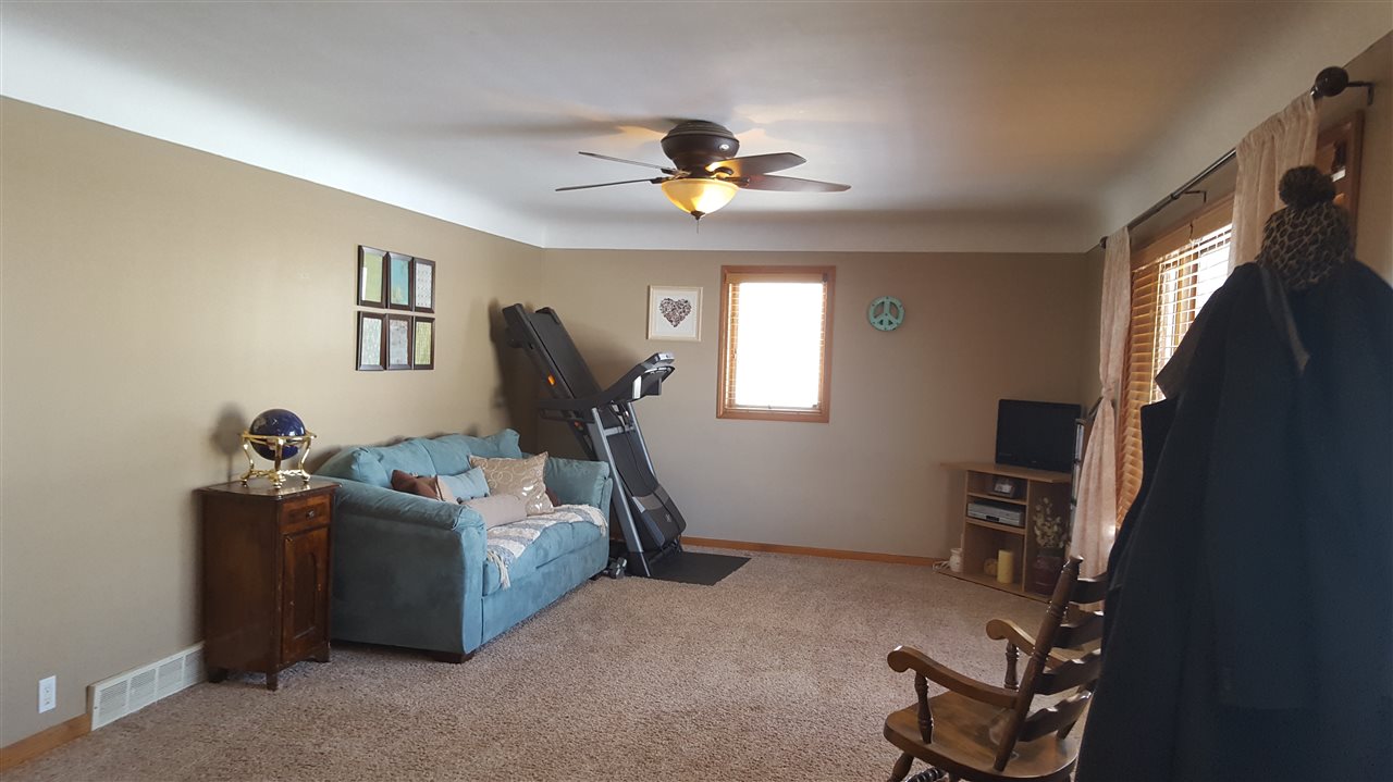 13491 South Horrell Road Fenton, MI 48430 - Photo 7 of 25 50007086-6.JPG