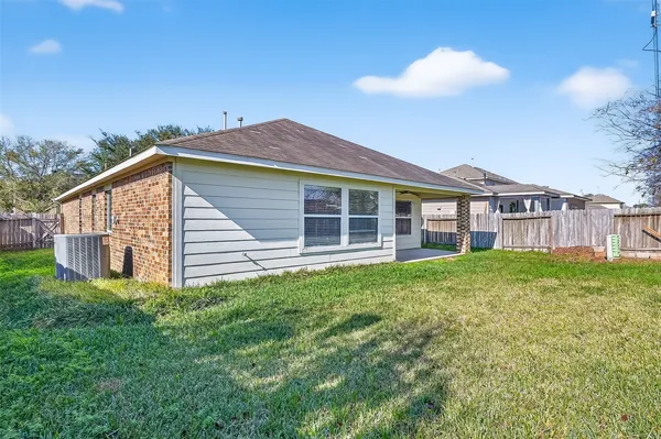 a view of a house with backyard and garden