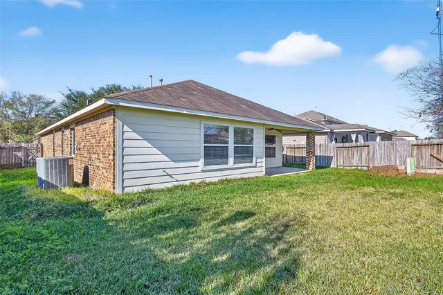 a view of a house with backyard and garden