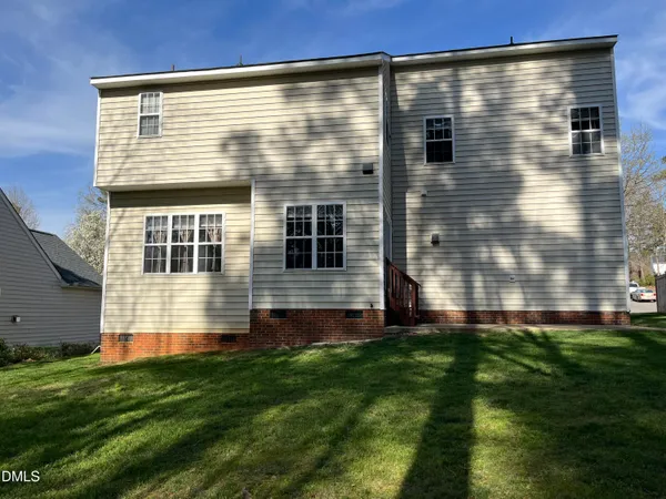 a view of back yard of the house
