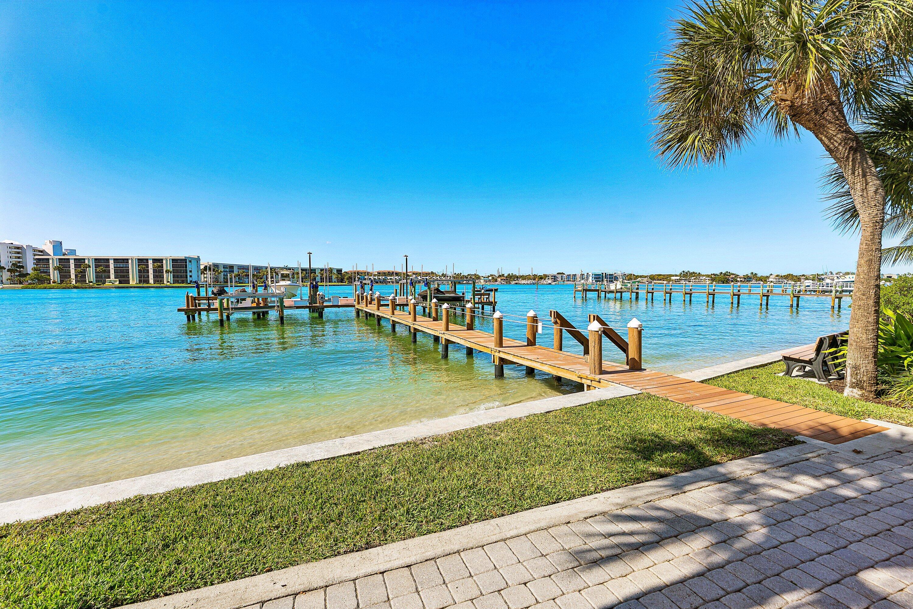 19950 South Beach Road, Unit 7S Jupiter, FL 33469 - Photo 37 of 40 a view of a lake with houses