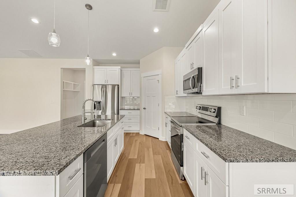 795 Lindy Lane Rigby, ID 83442 - Photo 9 of 36 Large kitchen with granite counters