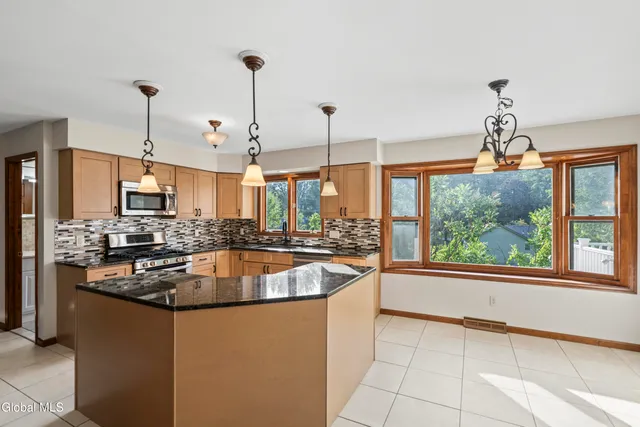 $599,900 | 209 Tamar Drive, Niskayuna, NY 12309