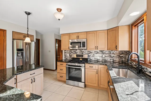 $599,900 | 209 Tamar Drive, Niskayuna, NY 12309