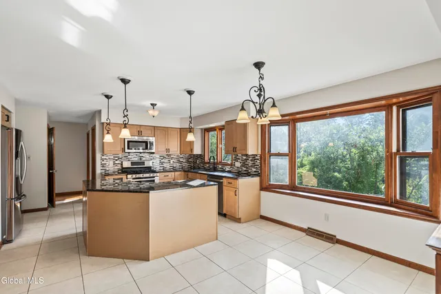 $599,900 | 209 Tamar Drive, Niskayuna, NY 12309