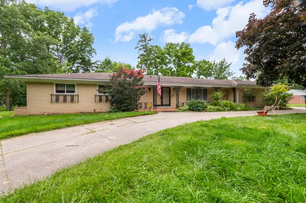 $324,900 | 24319 Tamarack Trail, Southfield, MI 48075