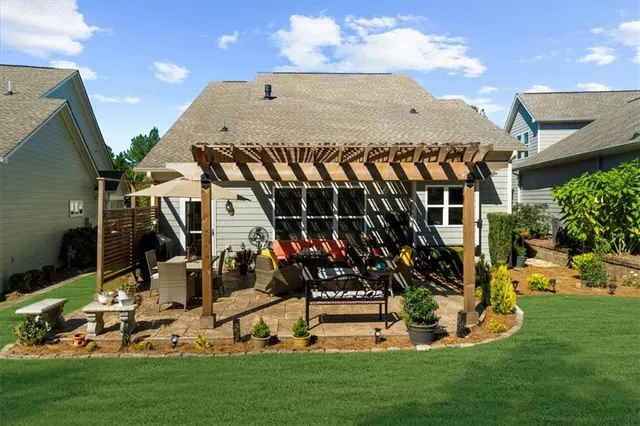 a view of a fountain in front of the house