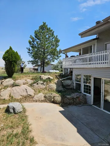 a view of a house with a backyard