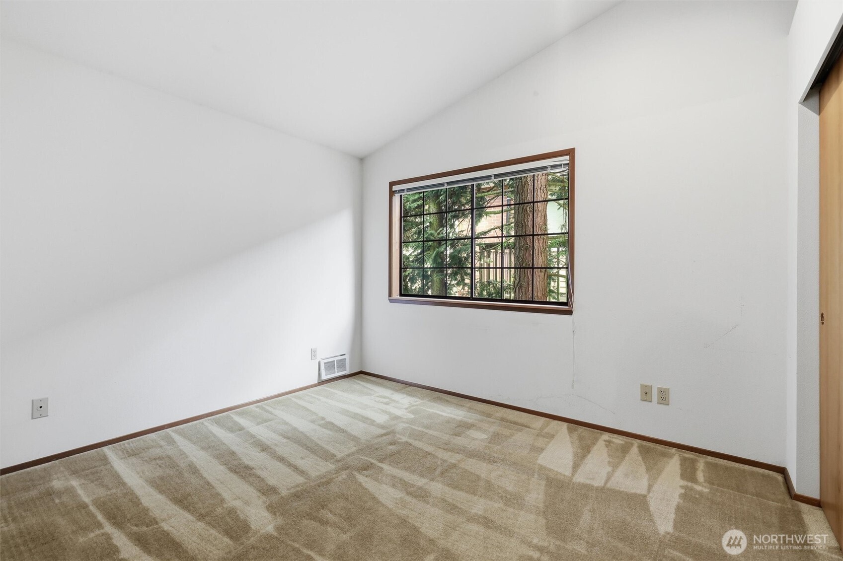 1572 Northeast 177th Street, Unit B10 Seattle, WA 98155 - Photo 21 of 27