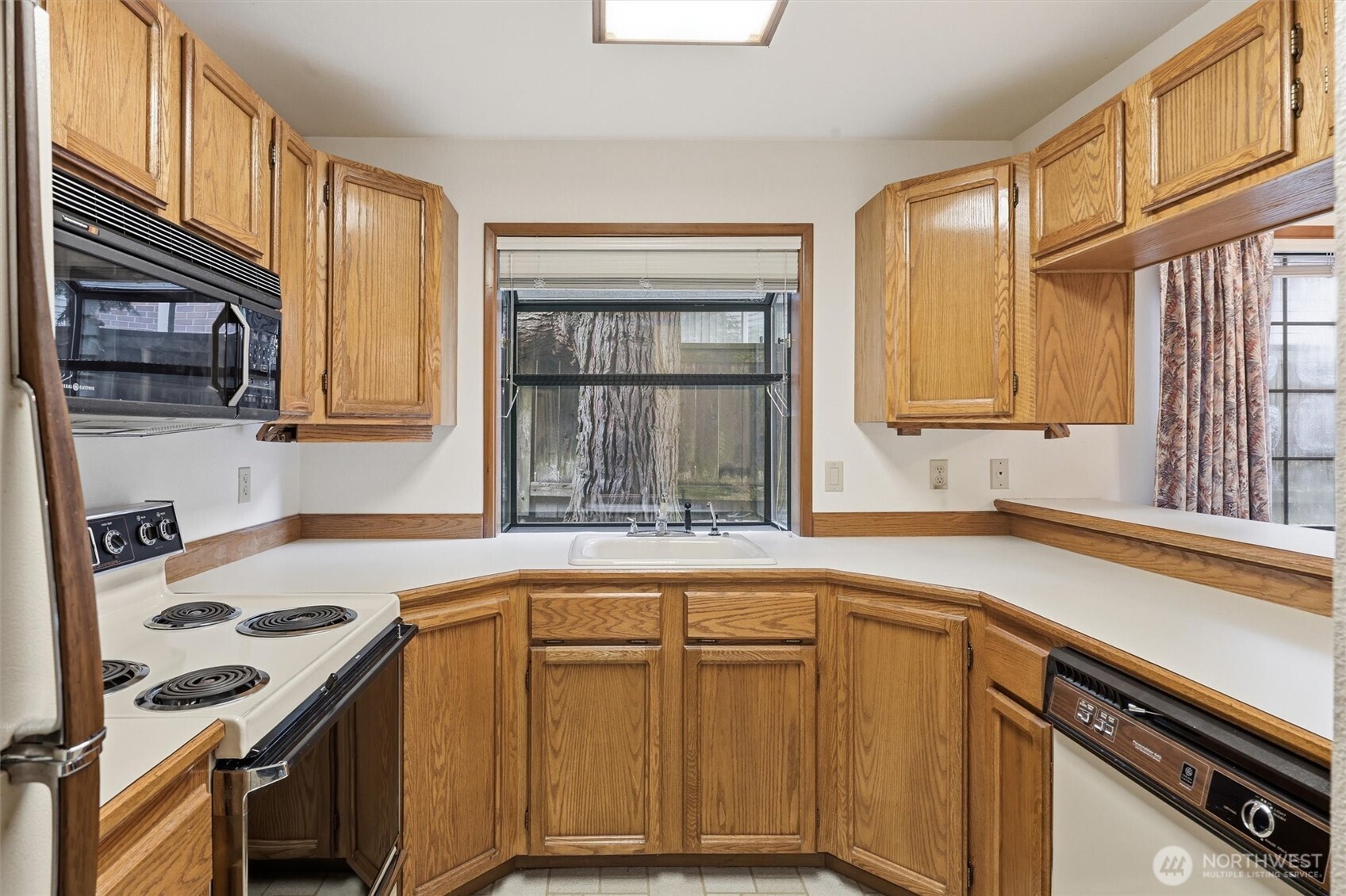 1572 Northeast 177th Street, Unit B10 Seattle, WA 98155 - Photo 4 of 27
