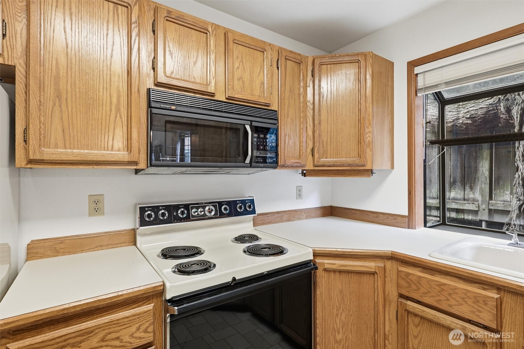 1572 Northeast 177th Street, Unit B10 Seattle, WA 98155 - Photo 5 of 27
