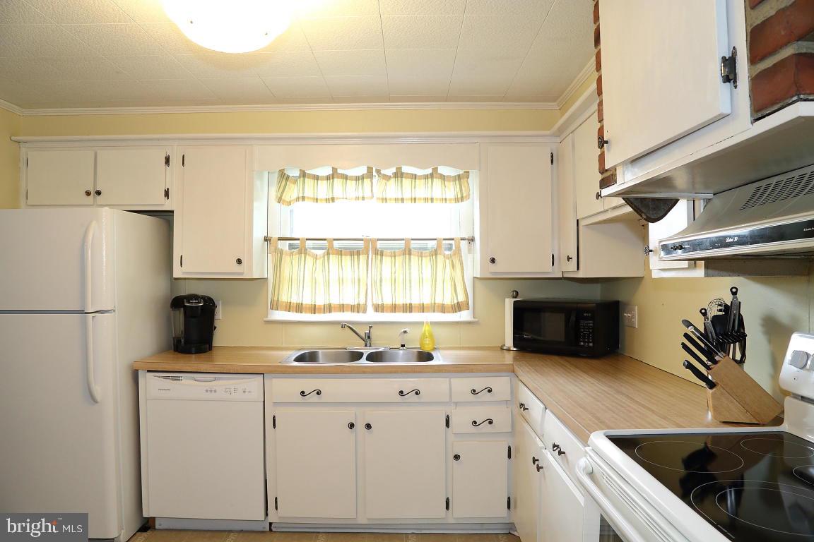 1632 Robert Road Lancaster, PA 17601 - Photo 4 of 13 Gallery Image 4
