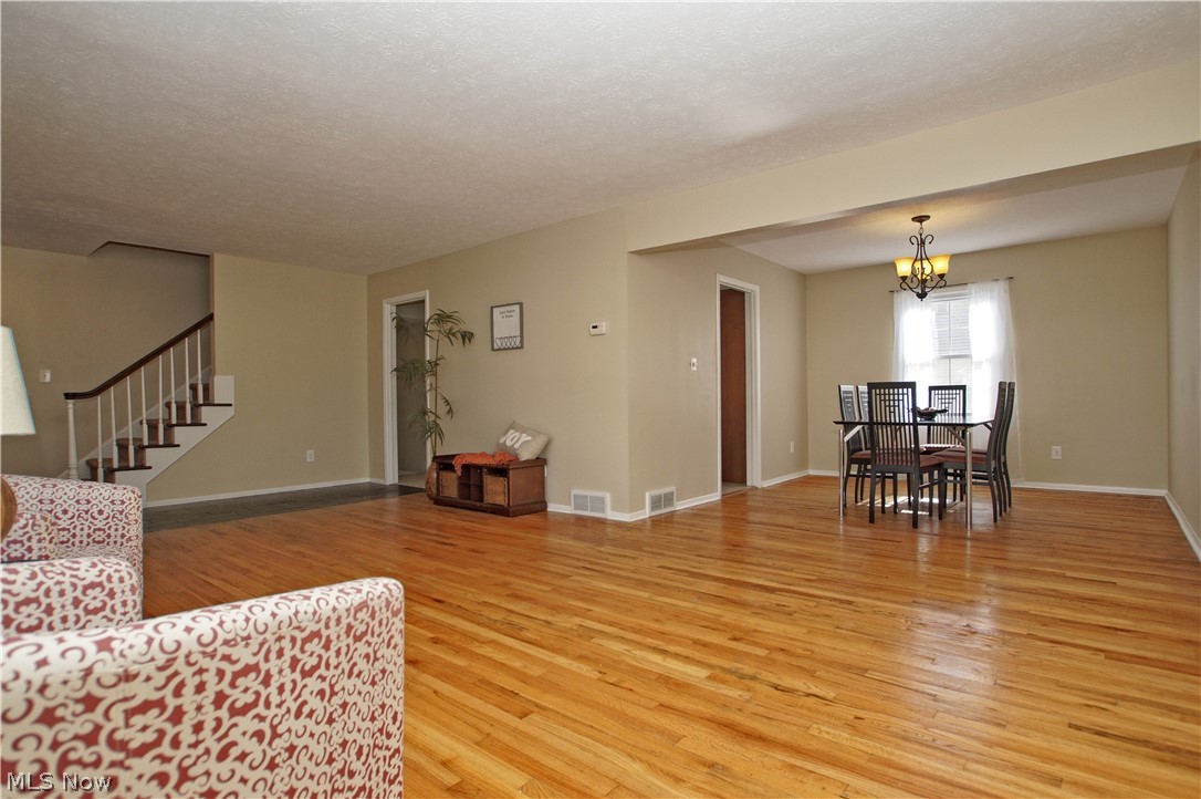 4644 West Farnhurst Road Cleveland, OH 44121 - Photo 4 of 31