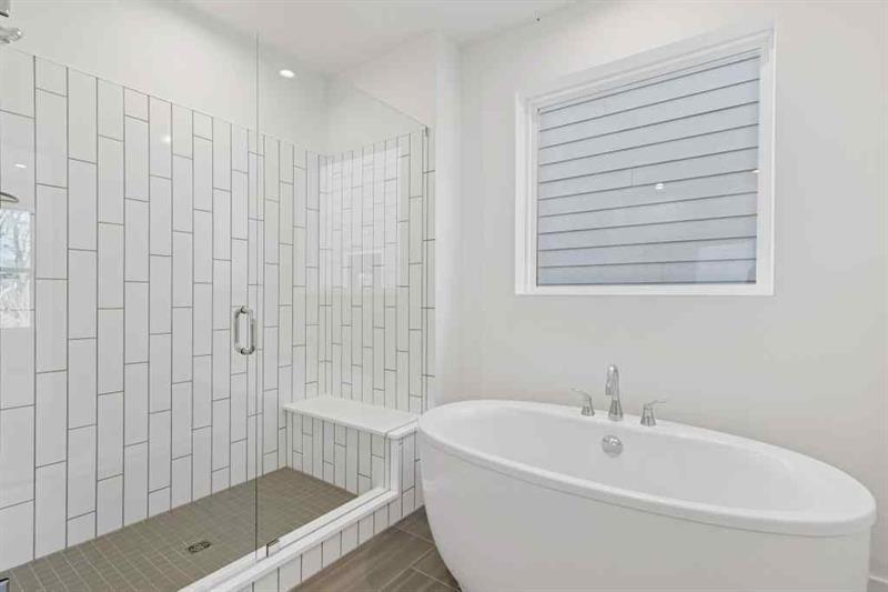 489 Hammons Way Southeast Atlanta, GA 30315 - Photo 20 of 47 a bathroom with a bathtub and shower