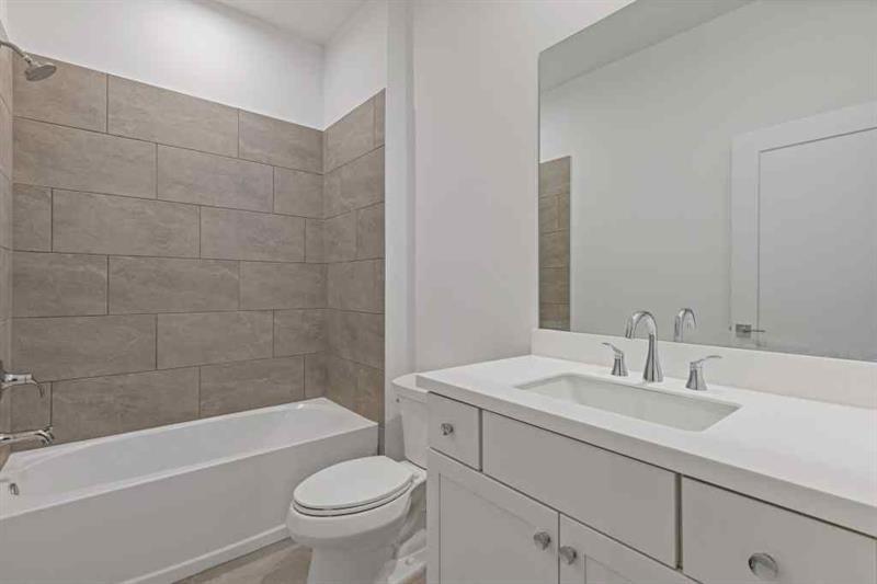 489 Hammons Way Southeast Atlanta, GA 30315 - Photo 27 of 47 a bathroom with a sink a toilet and a bathtub